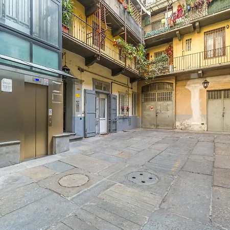 Guesthost - Quadrilatero Romano! Elegant Flat Apartment *